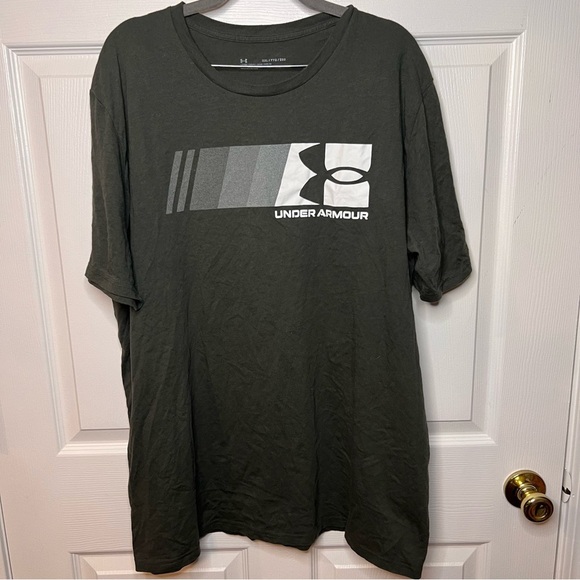 Under Armour Dark Gray Grey Loose T Shirt White Logo Across Chest Mens XXL GUC - Picture 1 of 5